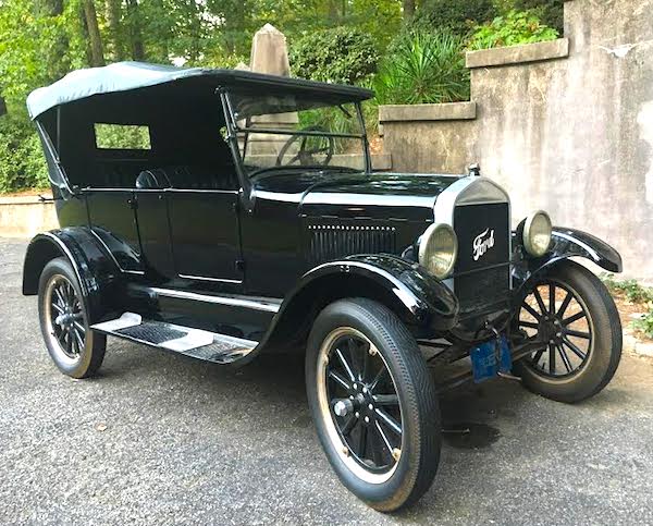 awesome-car-at-the-swan-house-c-1928