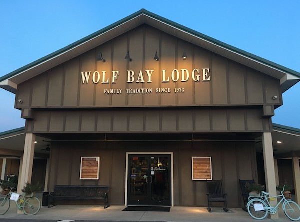 Near the OWA theme park you'll find a longstanding tradition of quality seafood and other meals at Wolf Bay Lodge