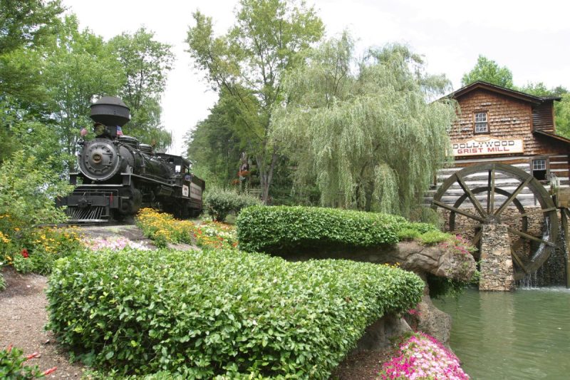 Dollywood Resort is a theme park with clear design in the Smoky Mountains near Gatlinburg