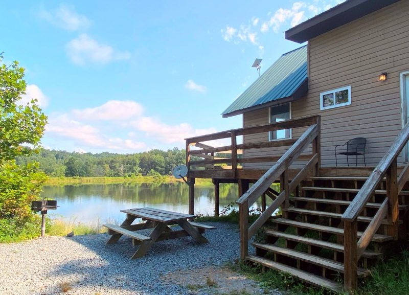 Cottage with deck, cable TV, internet, picnic table and grill. Lakeside setting for easy camping in the Virginia Mountains.