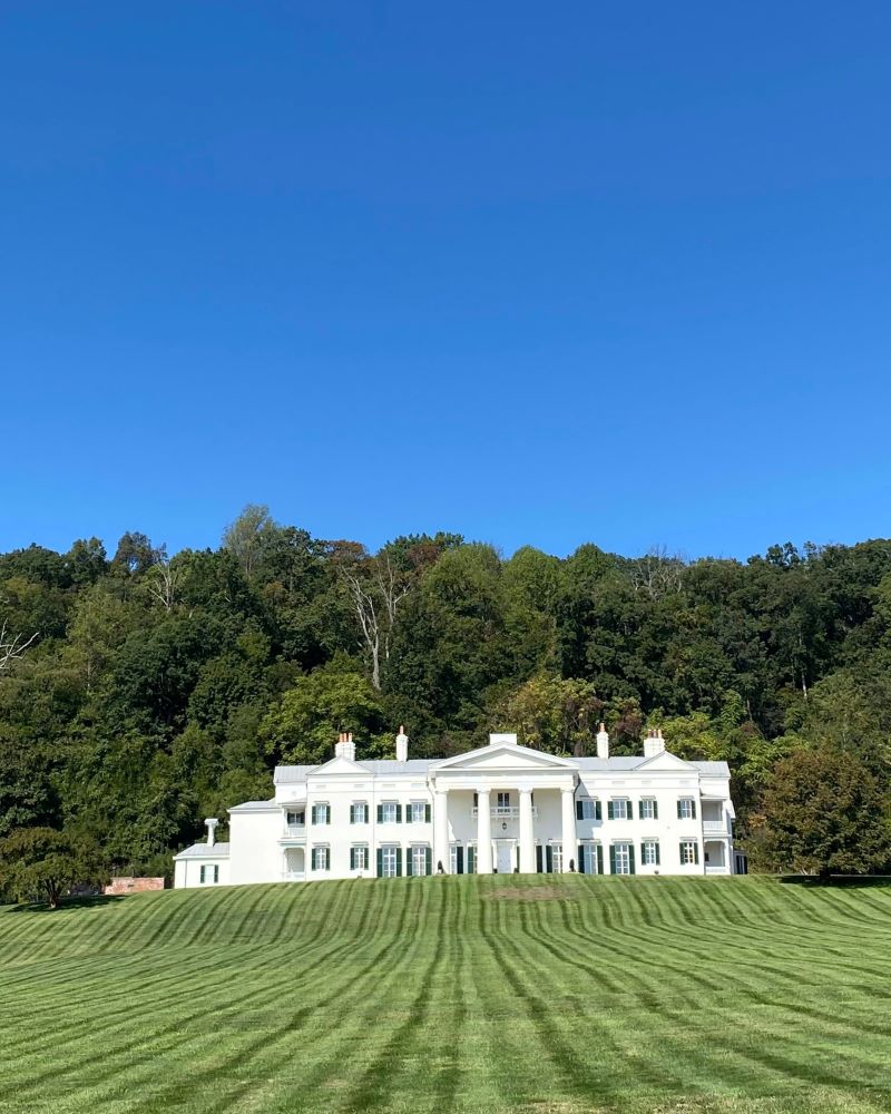 Morven Park Mansion in Leesburg, VA with trees behind and extensive lawn in front.